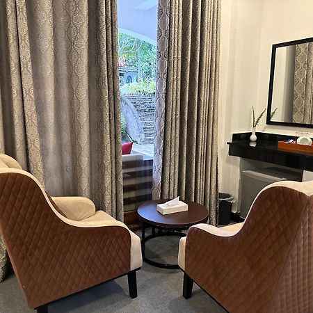 Elegant Hotel Канди Экстерьер фото